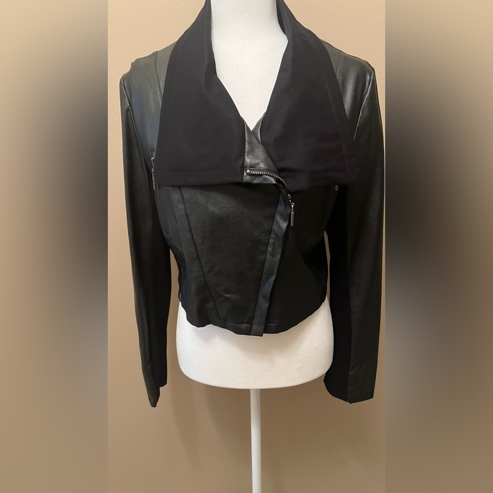 Cropped leather jacket with vervet collar